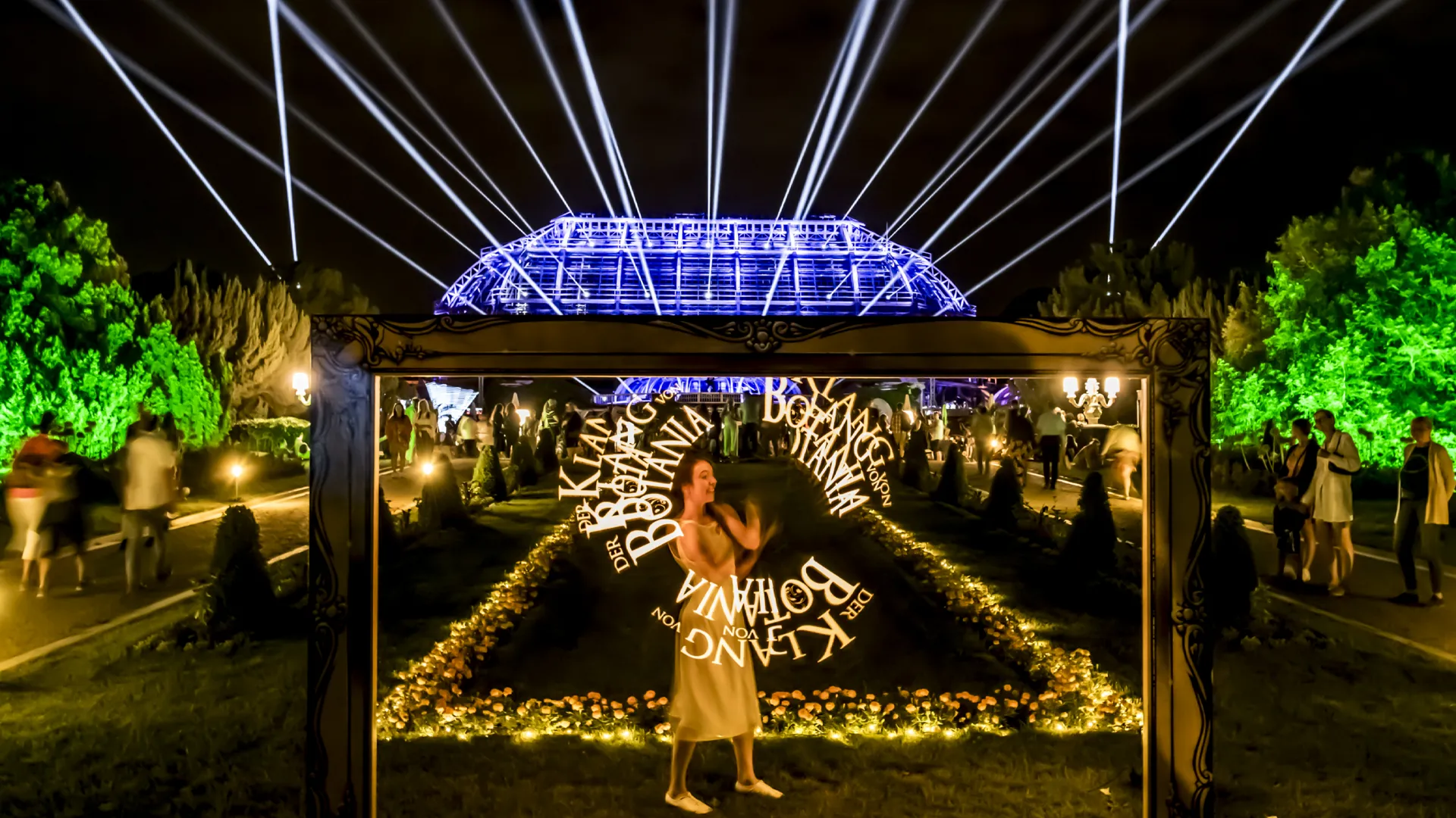 Ein Bild zeigt Künstler der Botanischen Nacht im Botanischen Garten in Berlin.