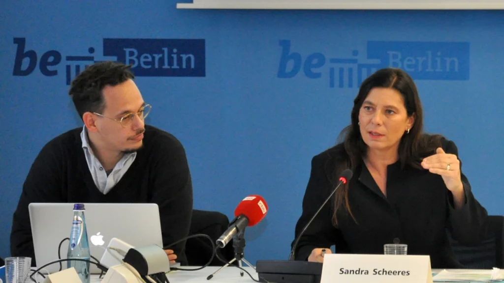 Ein Bild zeigt die Eröffnungsrede des Studienzentrum für Erziehung, Pädagogik und Schule der Senatsverwaltung Berlin.