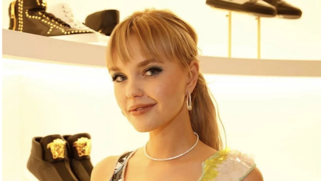 Ein Bild zeigt Bonnie Strange bei der Release Party von Versace zur neuen Kollektion am Kurfürstendamm in Berlin